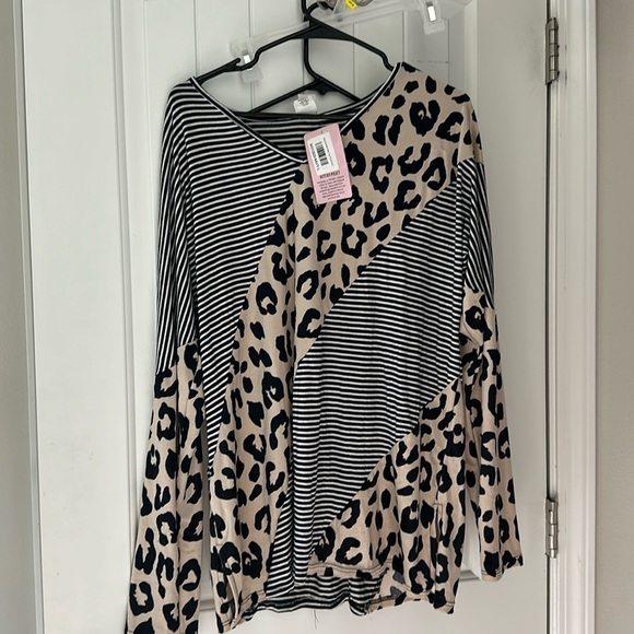 Sew In Love Tops - Women’s leopard top navy